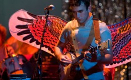 800px-sufjan_stevens_playing_banjo