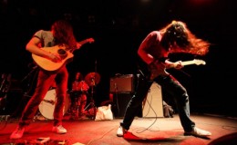 kurt-vile-and-the-violators-rocking-out